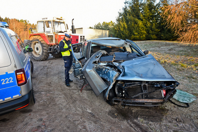 Elbląg, Uwaga, jest śllisko! Volkswagen uderzył w drzewo