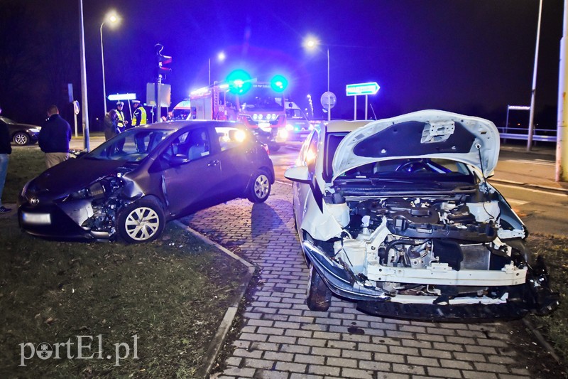 Elbląg, Czołowe zderzenie dwóch toyot na ul. Warszawskiej