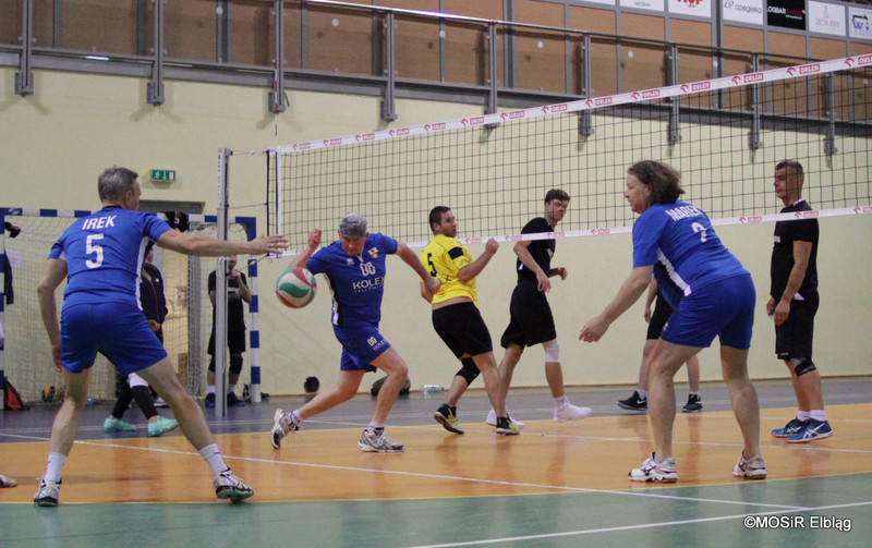 Elbląg, Faworyci punktują w siatkarskiej lidze MOSiR