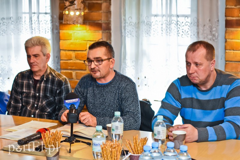Elbląg, Roman Kluczyk (w środku), przewodniczący związku zawodowego w TE przedstawiał opinię związkowców Elbląg, Roman Kluczyk (w środku), przewodniczący związku zawodowego w TE przedstawiał opinię związkowców