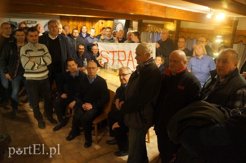 Elbląg, W Tramwajach Elbląskich strajkuje około 60 osób, głównie motorniczowie i pracownicy techniczni. Czas spędzają na zakładowej świetlicy Elbląg, W Tramwajach Elbląskich strajkuje około 60 osób, głównie motorniczowie i pracownicy techniczni. Czas spędzają na zakładowej świetlicy