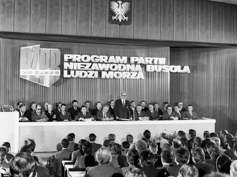 Elbląg, Konferencja sprawozdawczo-wyborcza w Gdańsku przed VII Zjazdem PZPR, 1975 r. Zdjęcie pochodzi ze strony gedanopedia.pl Elbląg, Konferencja sprawozdawczo-wyborcza w Gdańsku przed VII Zjazdem PZPR, 1975 r. Zdjęcie pochodzi ze strony gedanopedia.pl