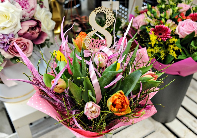 Elbląg, Rozdaliśmy 10 kolorowych bukietów z okazji Dnia Kobiet Elbląg, Rozdaliśmy 10 kolorowych bukietów z okazji Dnia Kobiet