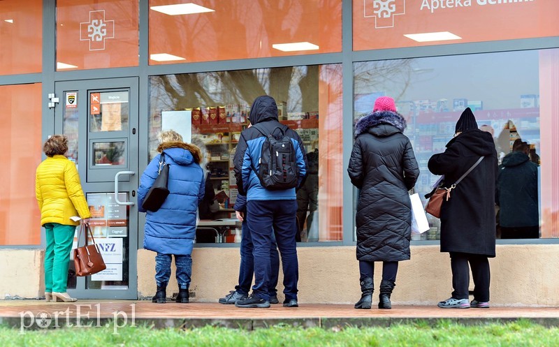 Elbląg, Elblążanie stoją w kolejkach do aptek, które wprowadziły środki ostrożności