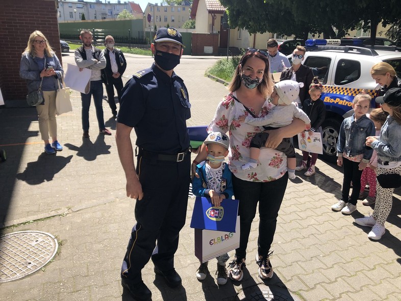 Elbląg, Strażnicy miejscy nagrodzili dzieci Elbląg, Strażnicy miejscy nagrodzili dzieci