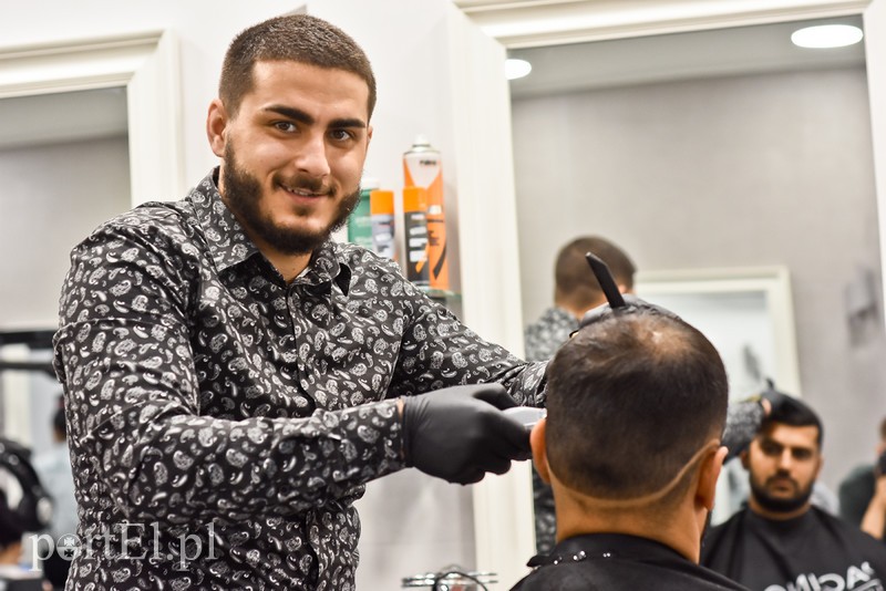 Elbląg, Dawid Kozłowski podczas pracy w salonie Stylista w Elblągu, Elbląg, Dawid Kozłowski podczas pracy w salonie Stylista w Elblągu,