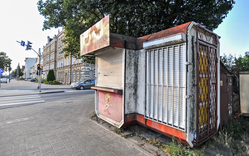 Elbląg, Jedna z budek przy skrzyżowaniu al. Grunwaldzkiej z Mickiewicza Elbląg, Jedna z budek przy skrzyżowaniu al. Grunwaldzkiej z Mickiewicza