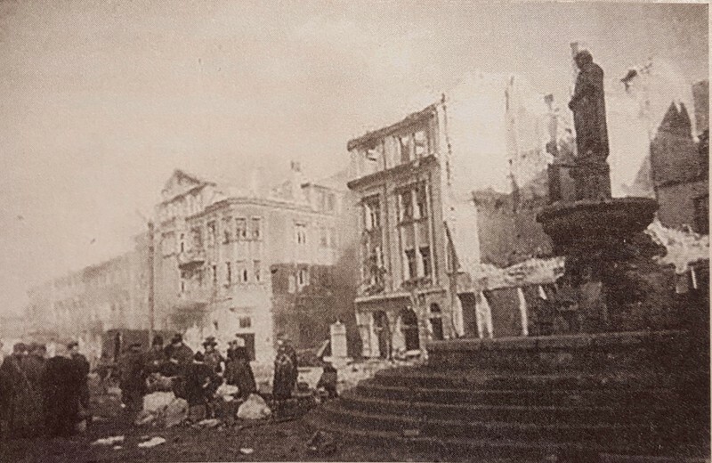 Elbląg, Plac Słowiański - grupa niemieckich cywili i sowieckich żołnierzy przy pomniku założyciela Elbląga Hermana von Balka na Friedrich Wilhelmplatz (pl. Słowiański). Elbląg, Plac Słowiański - grupa niemieckich cywili i sowieckich żołnierzy przy pomniku założyciela Elbląga Hermana von Balka na Friedrich Wilhelmplatz (pl. Słowiański).