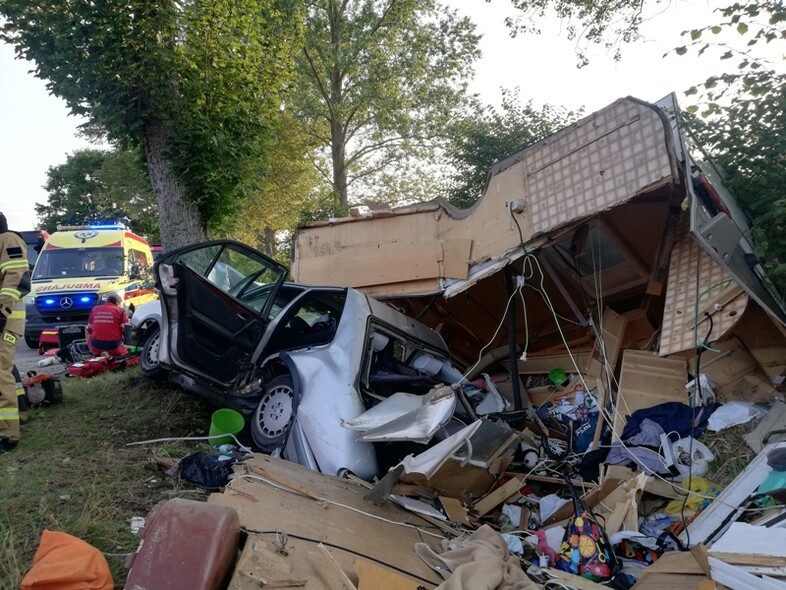 Elbląg, Autem z przyczepą uderzył w drzewo Elbląg, Autem z przyczepą uderzył w drzewo
