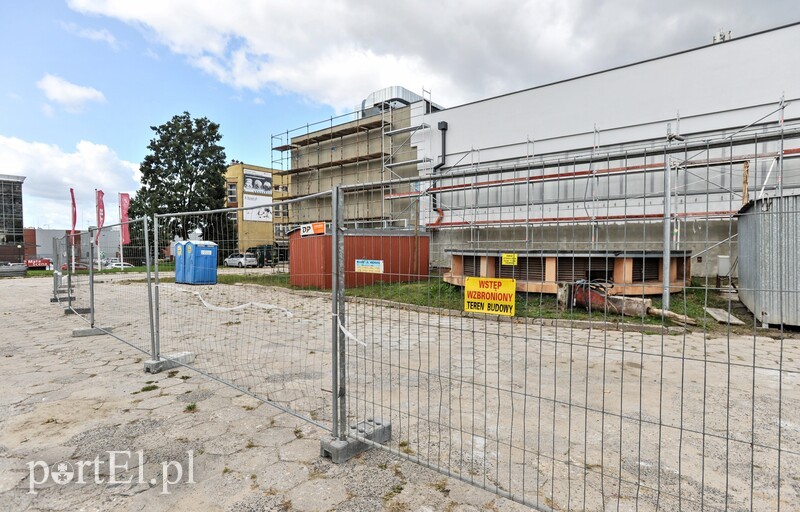 Elbląg, Przy Światowidzie pojawiło się dodatkowe tymczasowe ogrodzenie i kontenery dla pracowników wykonawcy prac Elbląg, Przy Światowidzie pojawiło się dodatkowe tymczasowe ogrodzenie i kontenery dla pracowników wykonawcy prac
