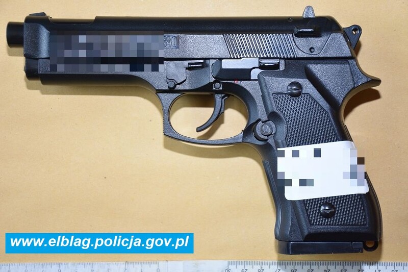 Elbląg, 29-latek posługiwał się pistoletem na kulki, który przypomina prawdziwą broń Elbląg, 29-latek posługiwał się pistoletem na kulki, który przypomina prawdziwą broń
