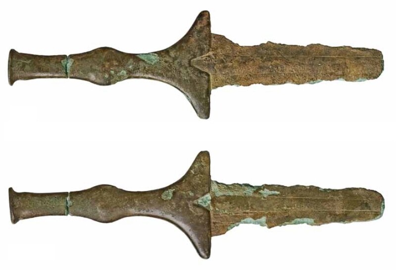 Elbląg, Awers (na dole) i rewers sztyletu z Janowa