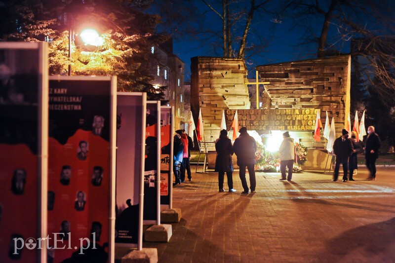 Elbląg, Pod Pomnikiem Ofiar Grudnia 70 złożono wiązanki i zapalono znicze Elbląg, Pod Pomnikiem Ofiar Grudnia 70 złożono wiązanki i zapalono znicze