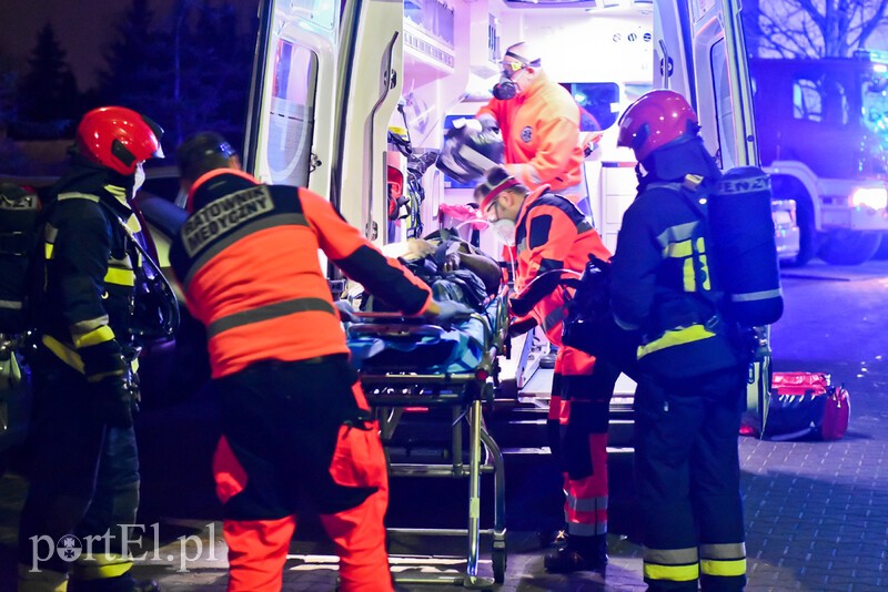 Elbląg, Pożar w bloku przy ul. Fromborskiej, dwie osoby w szpitalu Elbląg, Pożar w bloku przy ul. Fromborskiej, dwie osoby w szpitalu