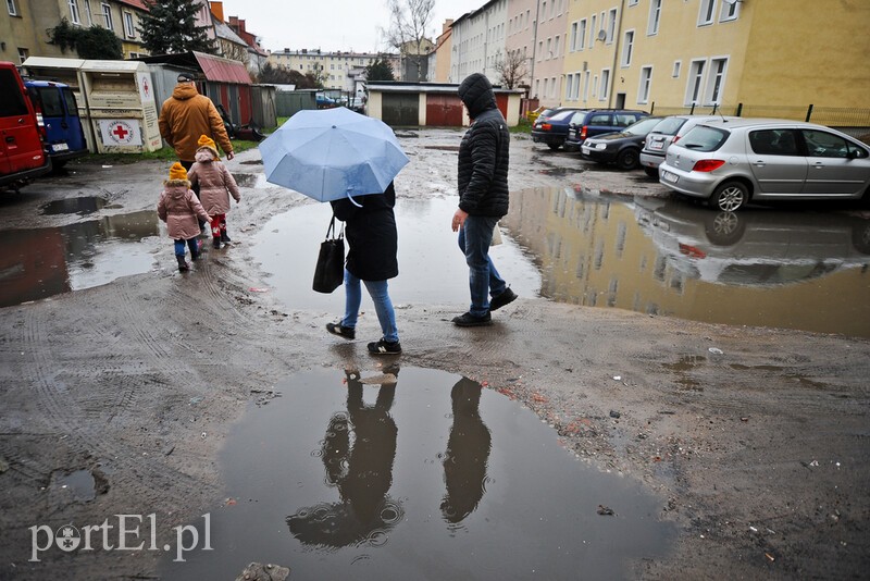 Elbląg, Mieszkańcy ul. Ogrodowej 16 chcą, aby właściciel terenu utwardził wjazd na podwórko,