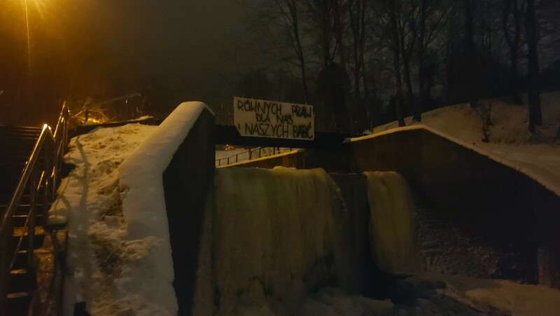 Elbląg, Jedno z haseł pojawiło się nad wodospadem w parku Dolinka