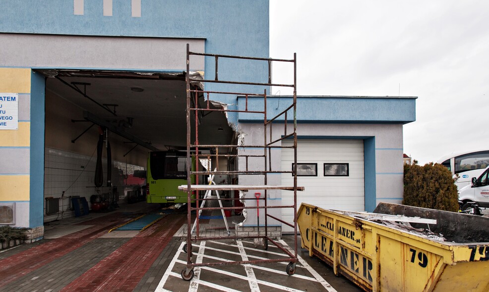 Elbląg, Wjechał autobusem w stację diagnostyczną Elbląg, Wjechał autobusem w stację diagnostyczną