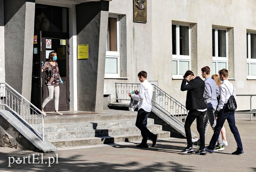 Elbląg, W ubiegłym roku egzamin ósmoklasistów odbył się w czerwcu. Na zdjęciu wejście do Sp nr 21