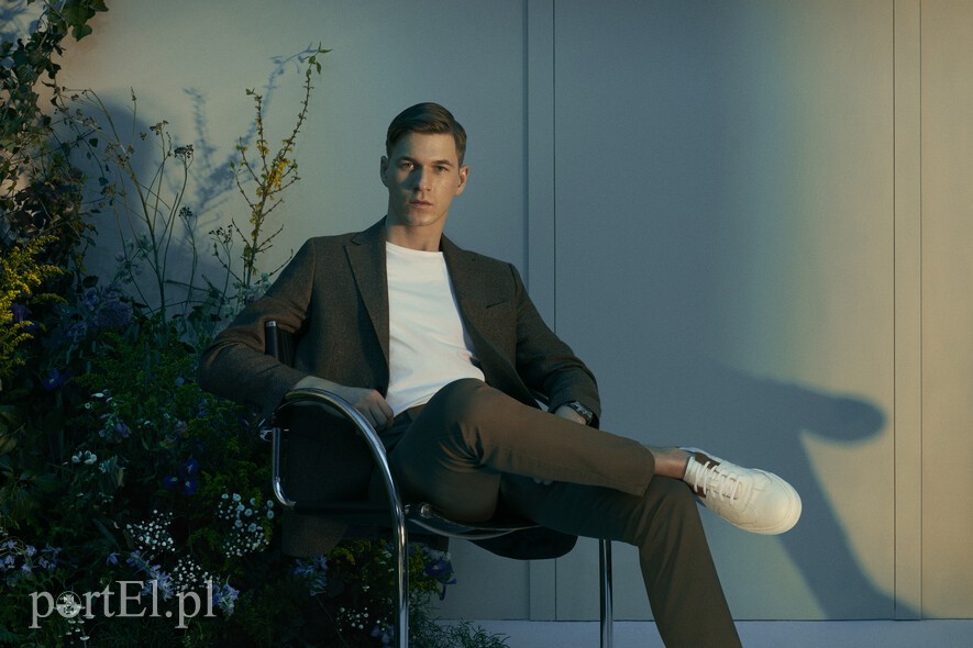 Spodnie chinosy w stylizacjach biznesowych - inspirujemy