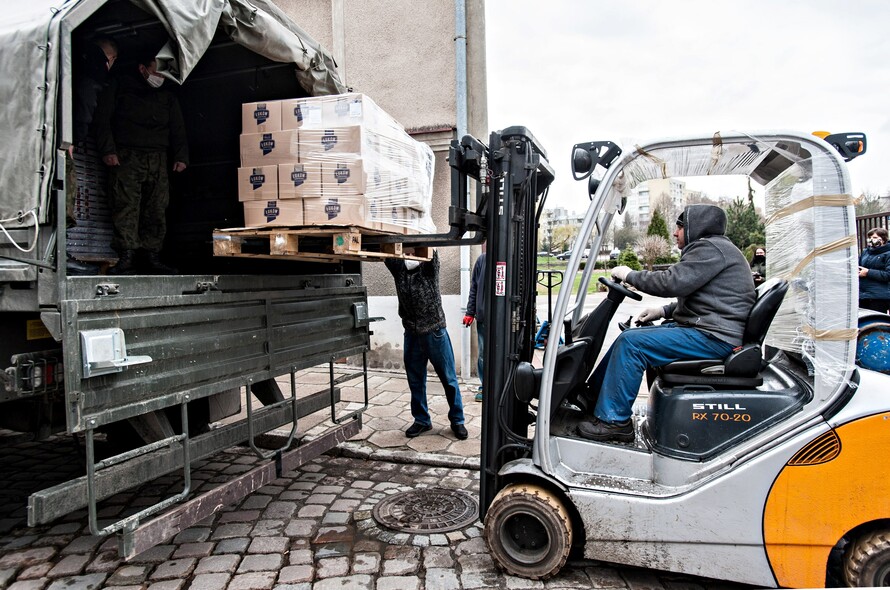 Elbląg, Z pomocą dla seniorów i osób bezdomnych