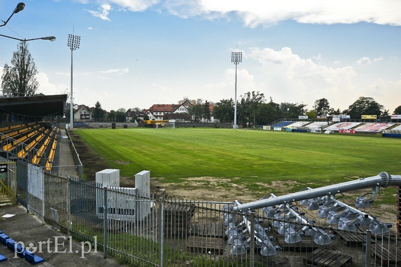 Elbląg, Jupitery na stadionie podczas montażu, zdjęcie z lipca 2018 r.