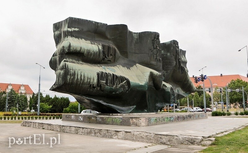 Elbląg, Autorem Pomnika Odrodzenia jest krakowski artysta Jan Siek