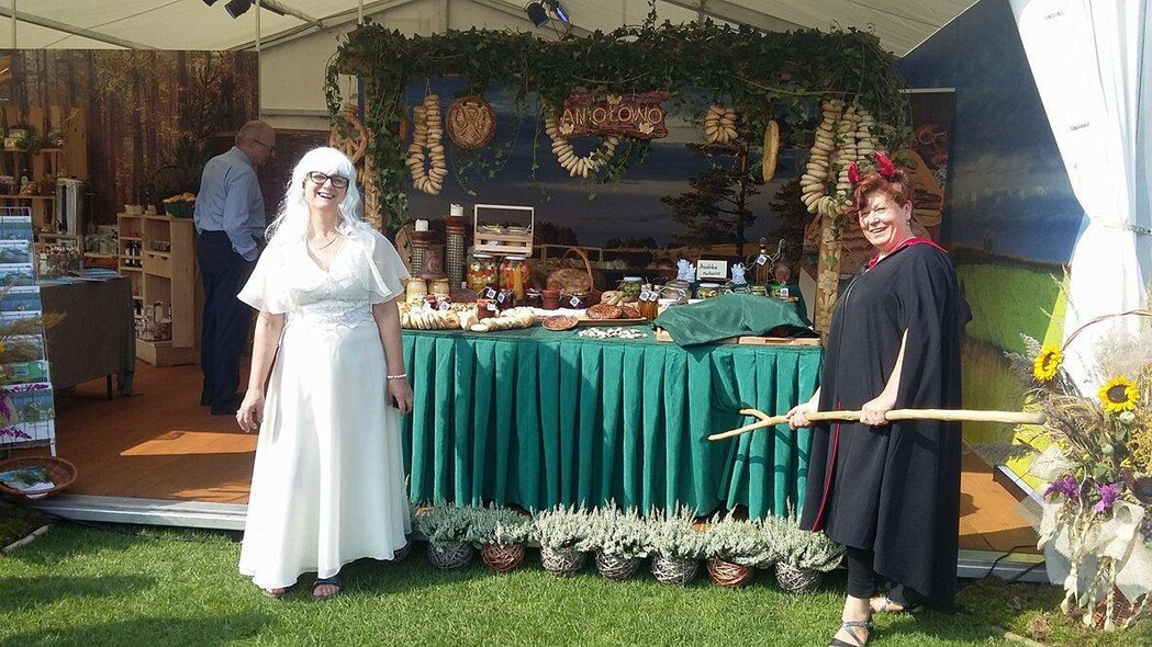 Elbląg, Stoisko wsi Aniołowo w Spale, z prawej Halina Cieśla, Elbląg, Stoisko wsi Aniołowo w Spale, z prawej Halina Cieśla,