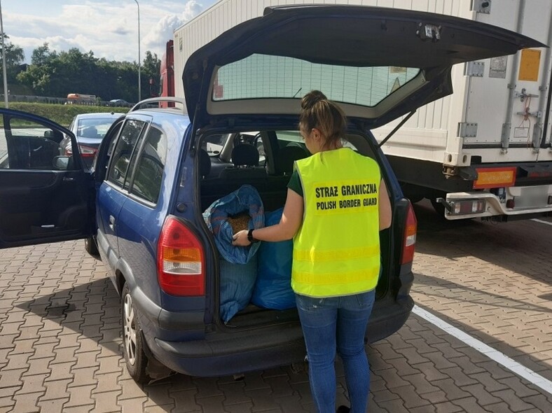 Elbląg, 80 kg krajanki tytoniowej chciał sprzedać na elbląskim bazarku