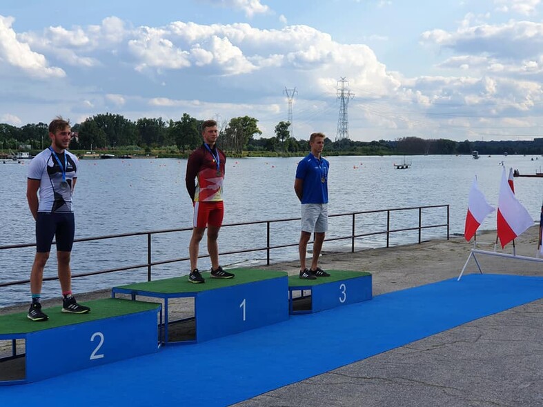 Elbląg, Paweł Krause (w środku) zdobył trzy medale na mistrzostwach Polski