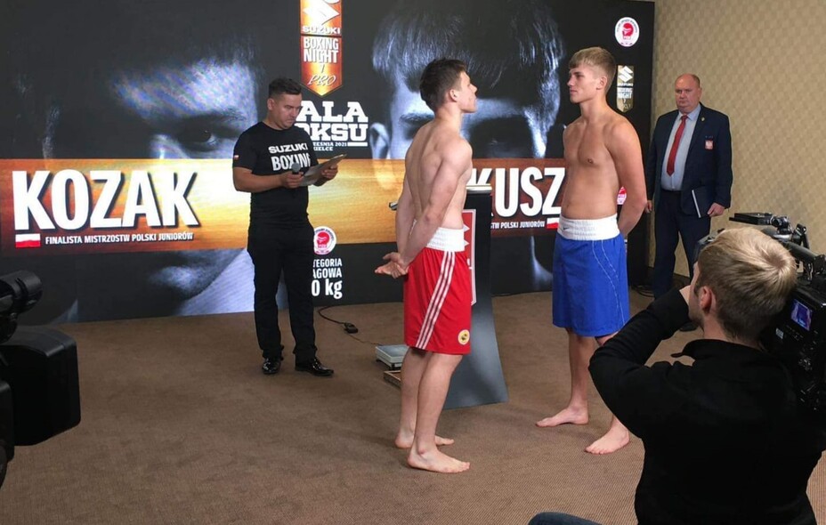 Elbląg, Nikodem Kozak (w czerwonych spodniach) podczas ważenia przed finałową walką (źródło: FB KSW Tygrys)