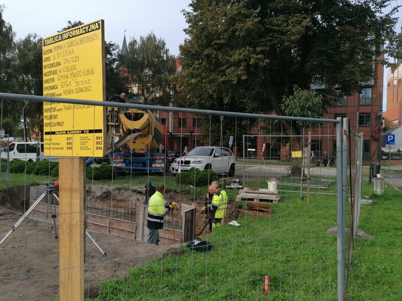 Elbląg, Powstaje Pomnik Twórców Niepodległości