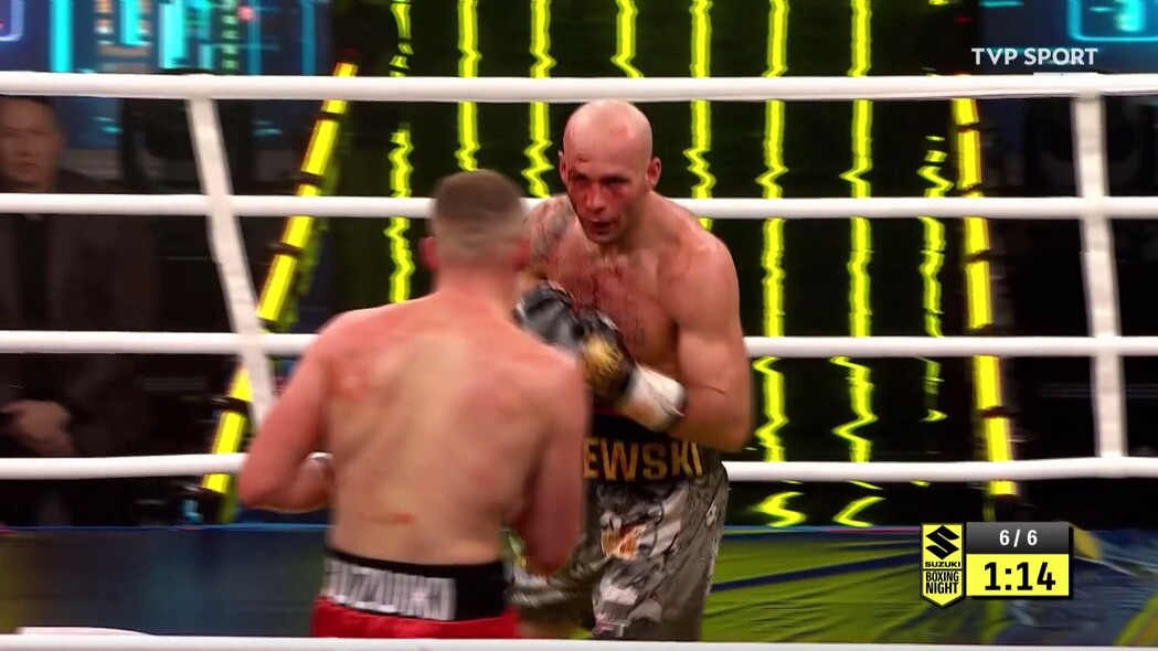 Elbląg, Michał Łoniewski (przodem do kamery) w walce z Danielem Adamcem (kadr z TVP Sport)