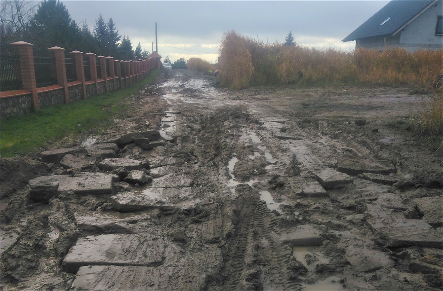 Elbląg, - Tą ulicą nie przejedzie żaden samochód - mówi pan Tomasz,