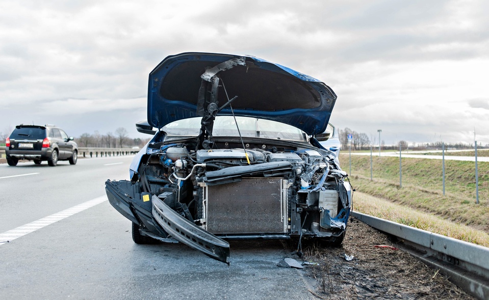 Elbląg, Skoda uderzyła w barierki Elbląg, Skoda uderzyła w barierki