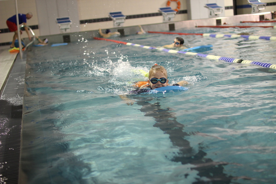 Elbląg, Uczymy się pływać z MOSiR-em