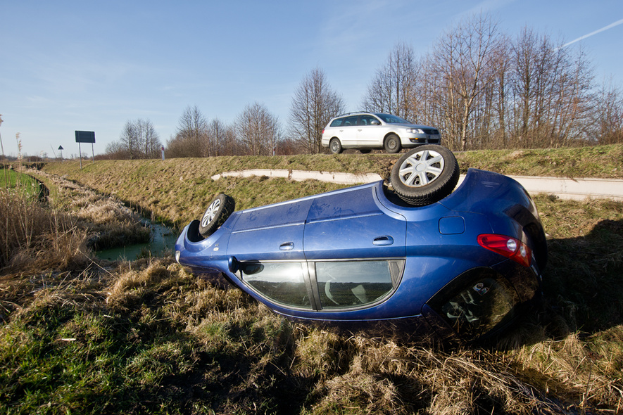 Elbląg, Dachowanie, uderzenie w drzewo, wypadek dwóch pojazdów