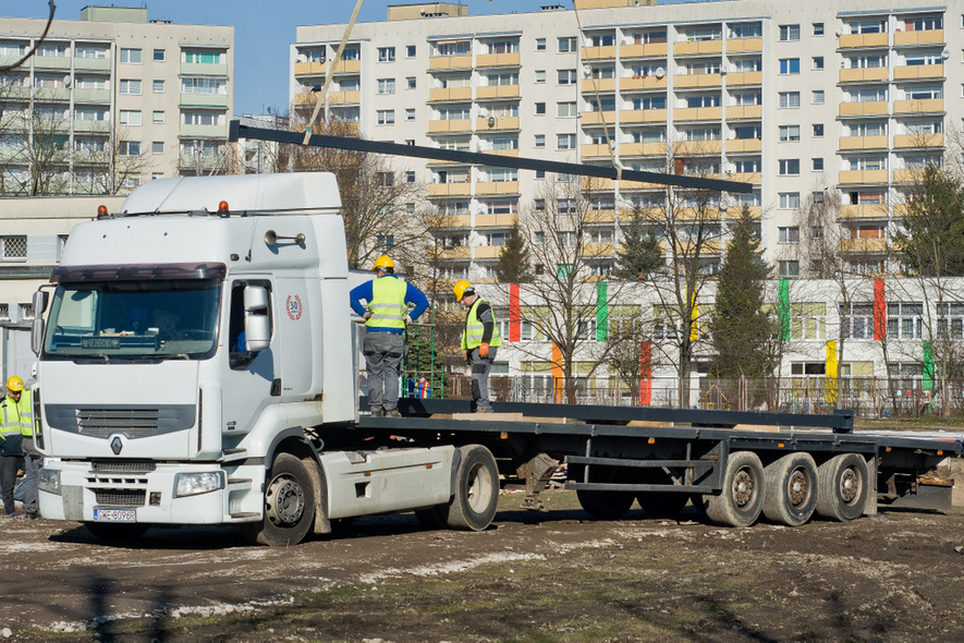 Elbląg, Przy szkołach powstają hale