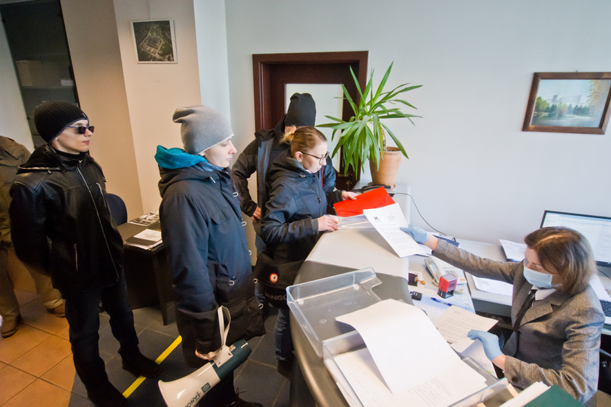 Elbląg, Uczestniczy protestu składają pismo w sekretariacie WSzZ w Elblągu,