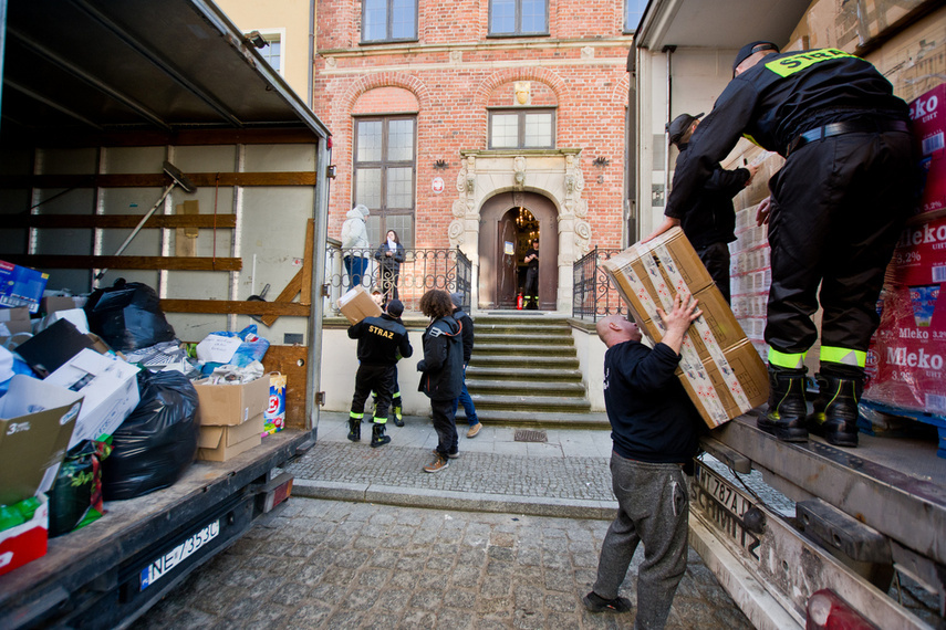 Elbląg, Ładowanie ciężarówki z pomocą humanitarną do Tarnopola, 2 marca 2022.