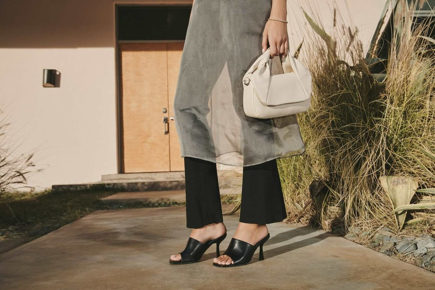 Modne klapki na obcasie - Do czego je nosić?