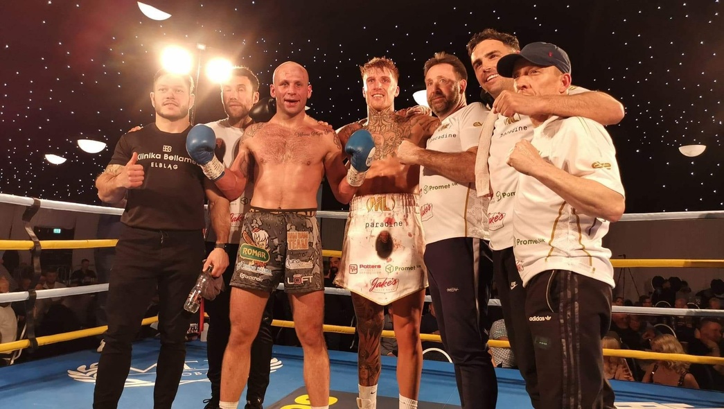 Elbląg, Michał Łoniewski (bez koszulki) na gali w Leeds