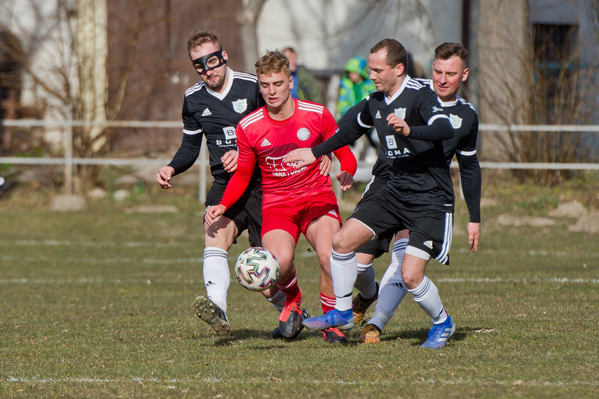 Elbląg, Piłkarze Dębu Kadyny (czarne koszulki w walce z GKS Wikielec Elbląg, Piłkarze Dębu Kadyny (czarne koszulki w walce z GKS Wikielec