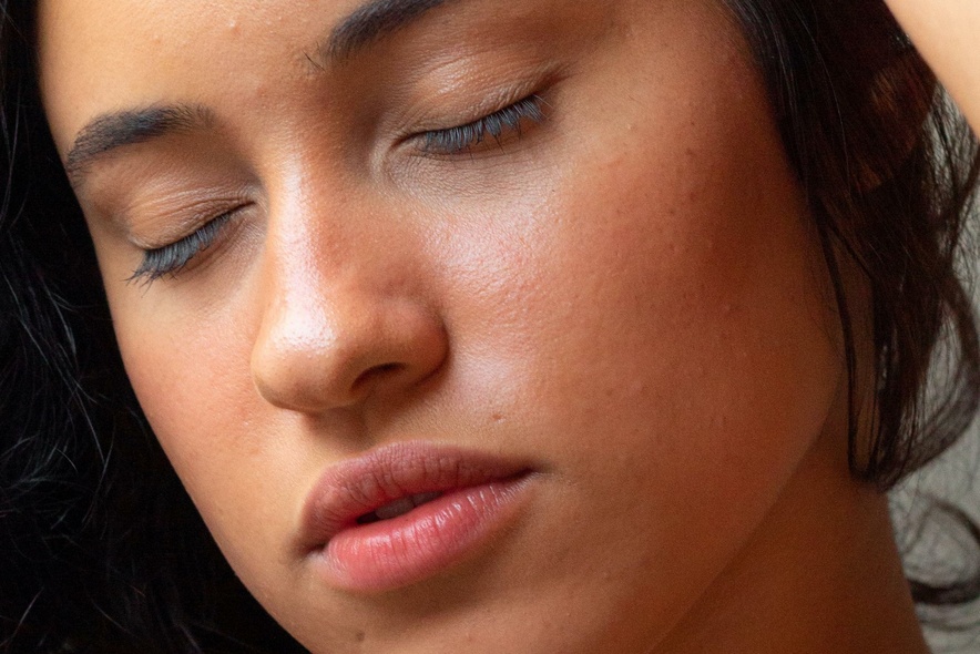 Jak sprawić, by cera mniej się przetłuszczała?