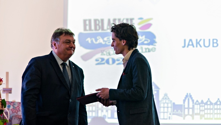 Elbląg, Jakub Grzelachowski odbiera nagrodę od prezydenta Elbląga.