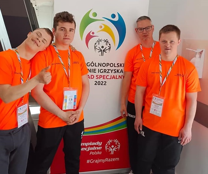 Elbląg, Pływacy IKS Atak wraz z trenerem