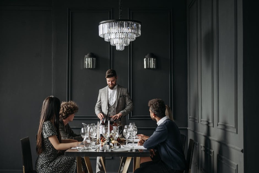 Czarny kolor i drewno - w których pomieszczeniach to połączenie sprawdzi się najlepiej?