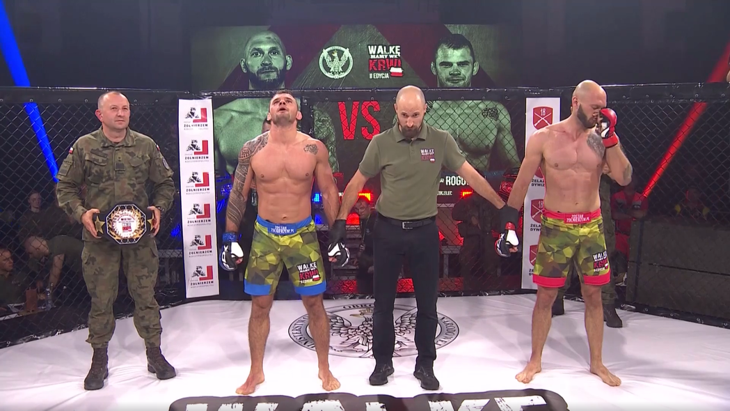 Elbląg, Michał Rogowski (w niebieskich rękawicach) zdobył mistrzostwo WP w MMA (kadr z transmisji w TVP Sport)