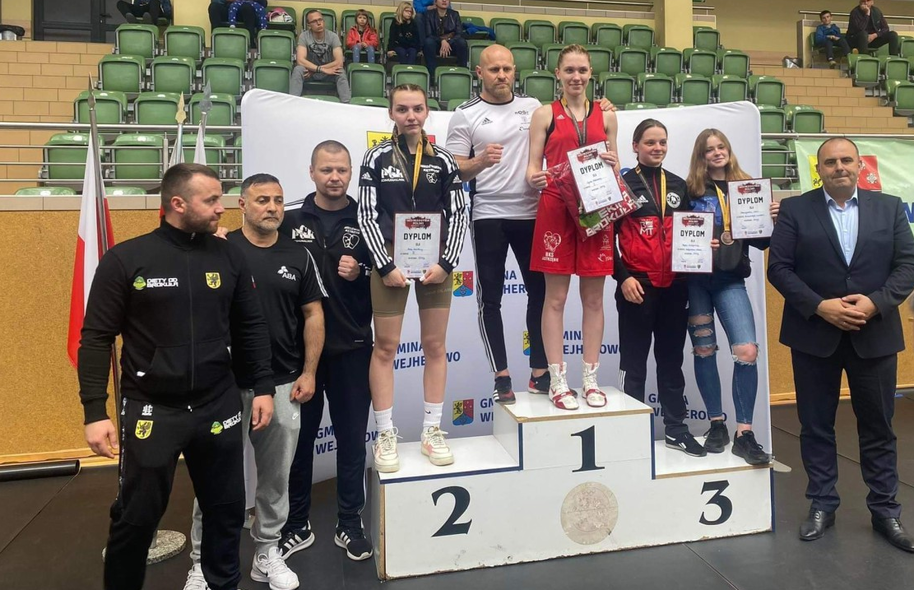 Elbląg, Oliwia Dębczyńska (z prawej strony na trzecim stopniu podium) wywalczyła brązowy medal na MPJ w boksie