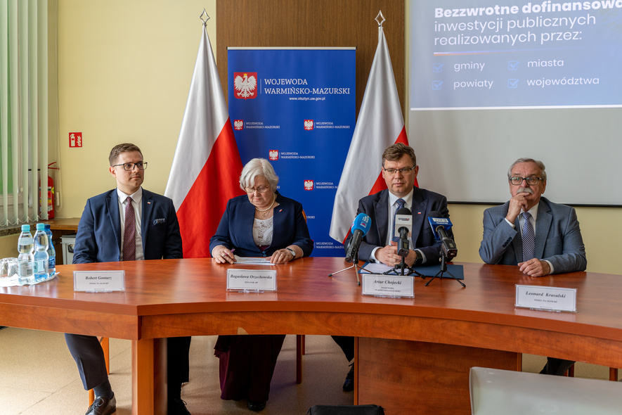 Elbląg, Poseł Robert Gontarz (od lewej), senator Bogusława Orzechowska, wojewoda Artur Chojecki orazposeł Leonard Krasulski mówili o rządowym wsparciu