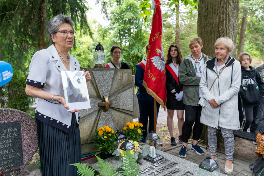 Elbląg, Grażyna Wosińska (z lewej) opowiada o Stanisławie Wilczewskim. Po prawej stronie kadru Maria Wilczewska.